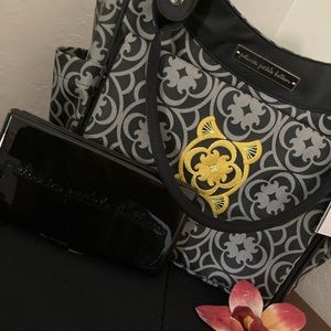 Petunia pickle bottom city carryall diaper bag